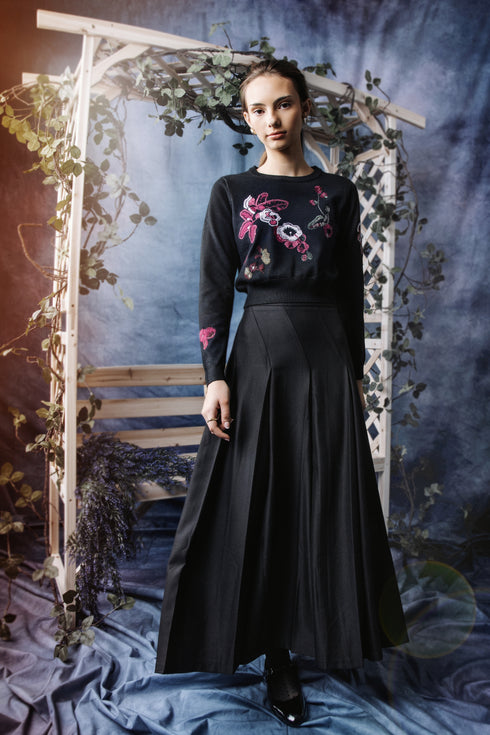 HEV Scattered Floral Embroidery Knit