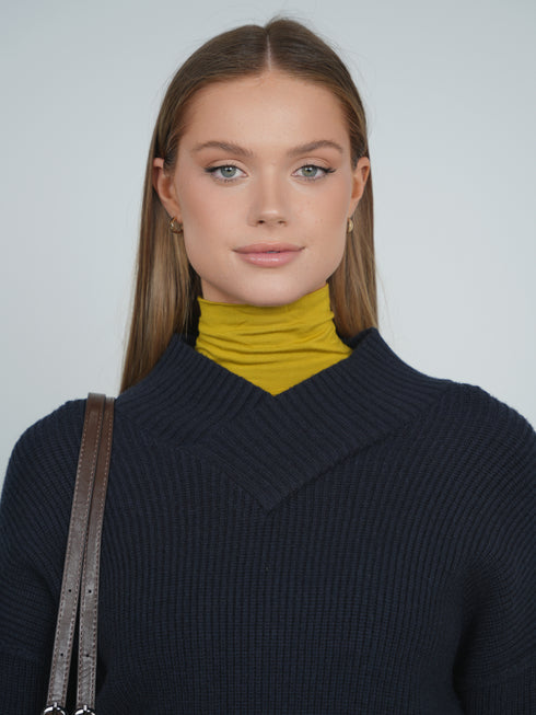 Point Chunky Knit V-Neck Sweater in Navy