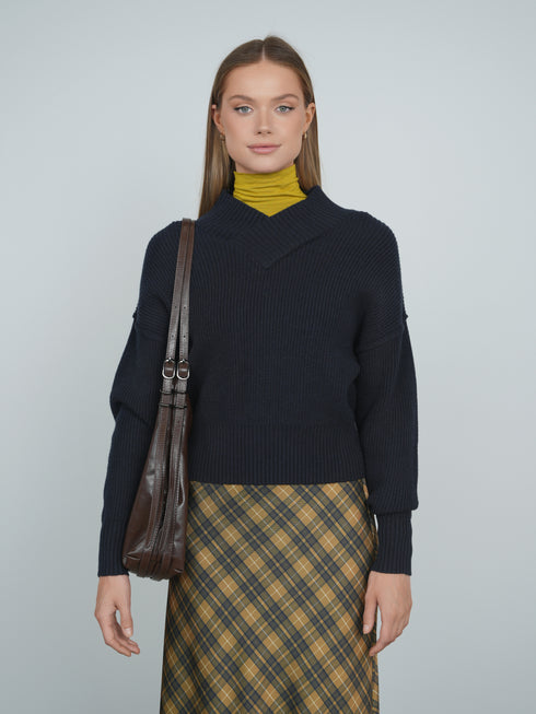 Point Chunky Knit V-Neck Sweater in Navy