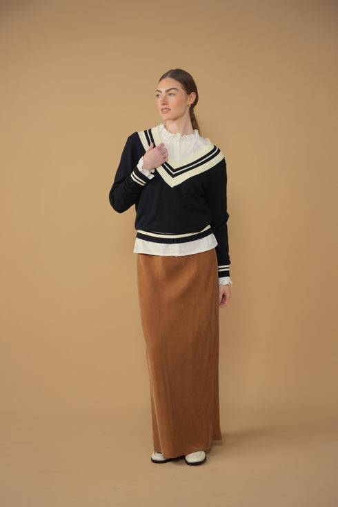 Point Preppy V-Neck Sweater in Navy & Cream